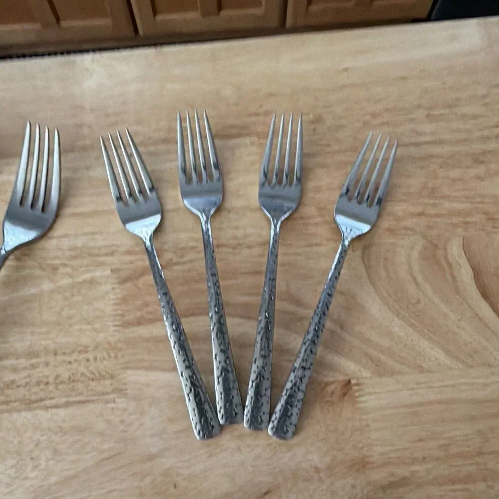 Oneida AA-13 Lola Stainless Steel Dot Handle Flatware Set 16pc Forks and Spoons